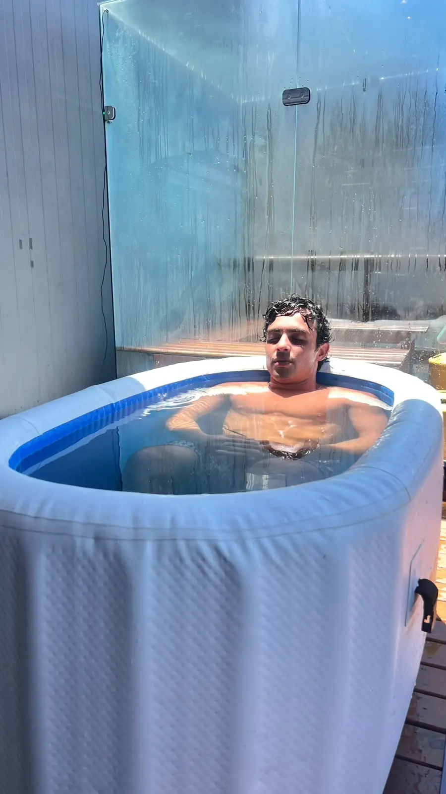 Atleta numa banheira de gelo