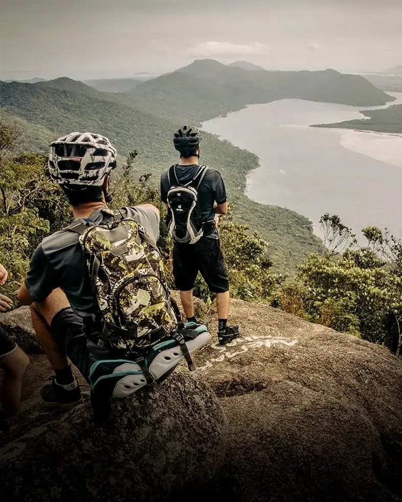Dois ciclistas num mirante com vista para a lagoa