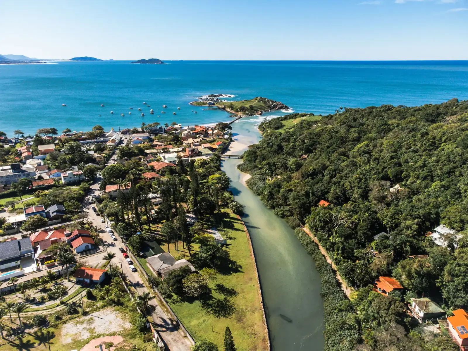 Canal com barcos de pescadores numa vila da ilha