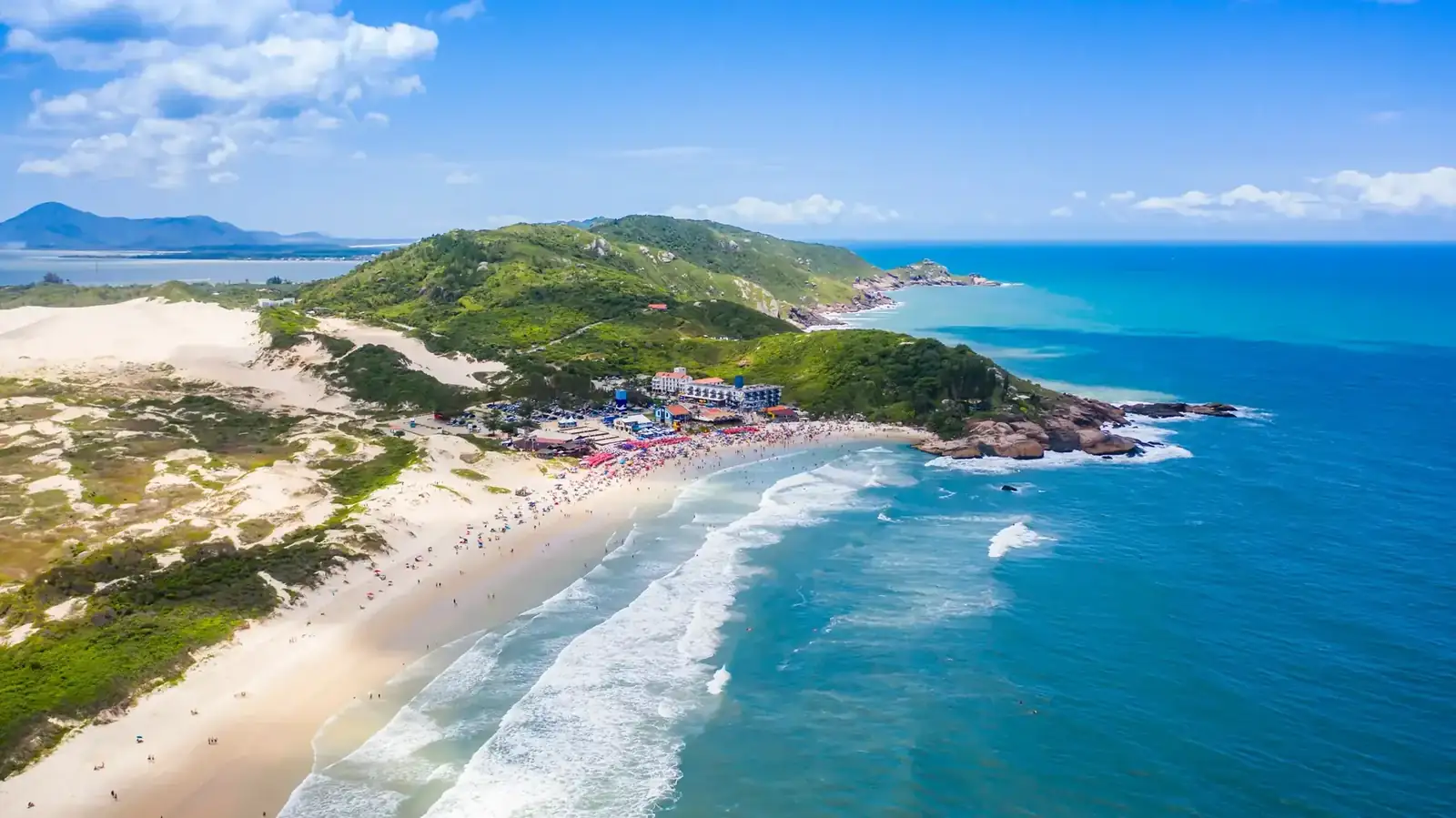 Vista aérea de praia e dunas no litoral de Florianópolis