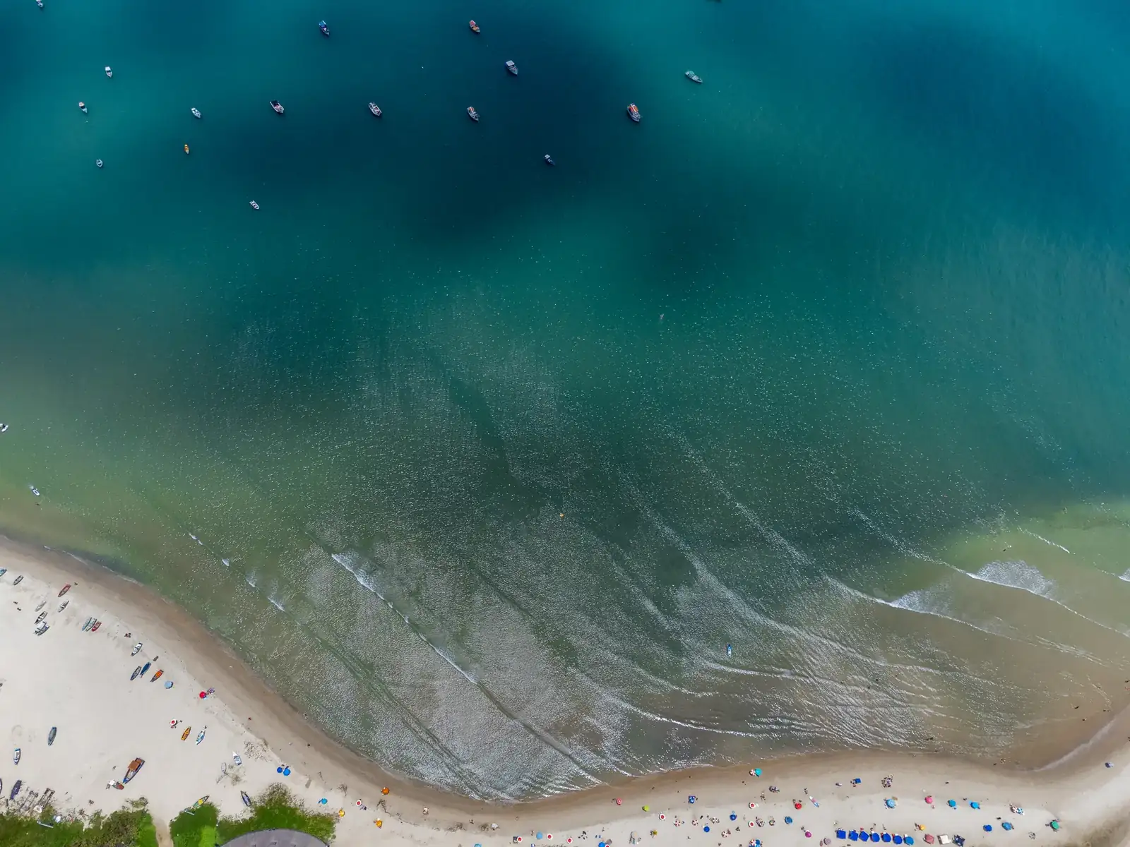 Mar azul-turquesa visto de uma praia de Florianópolis