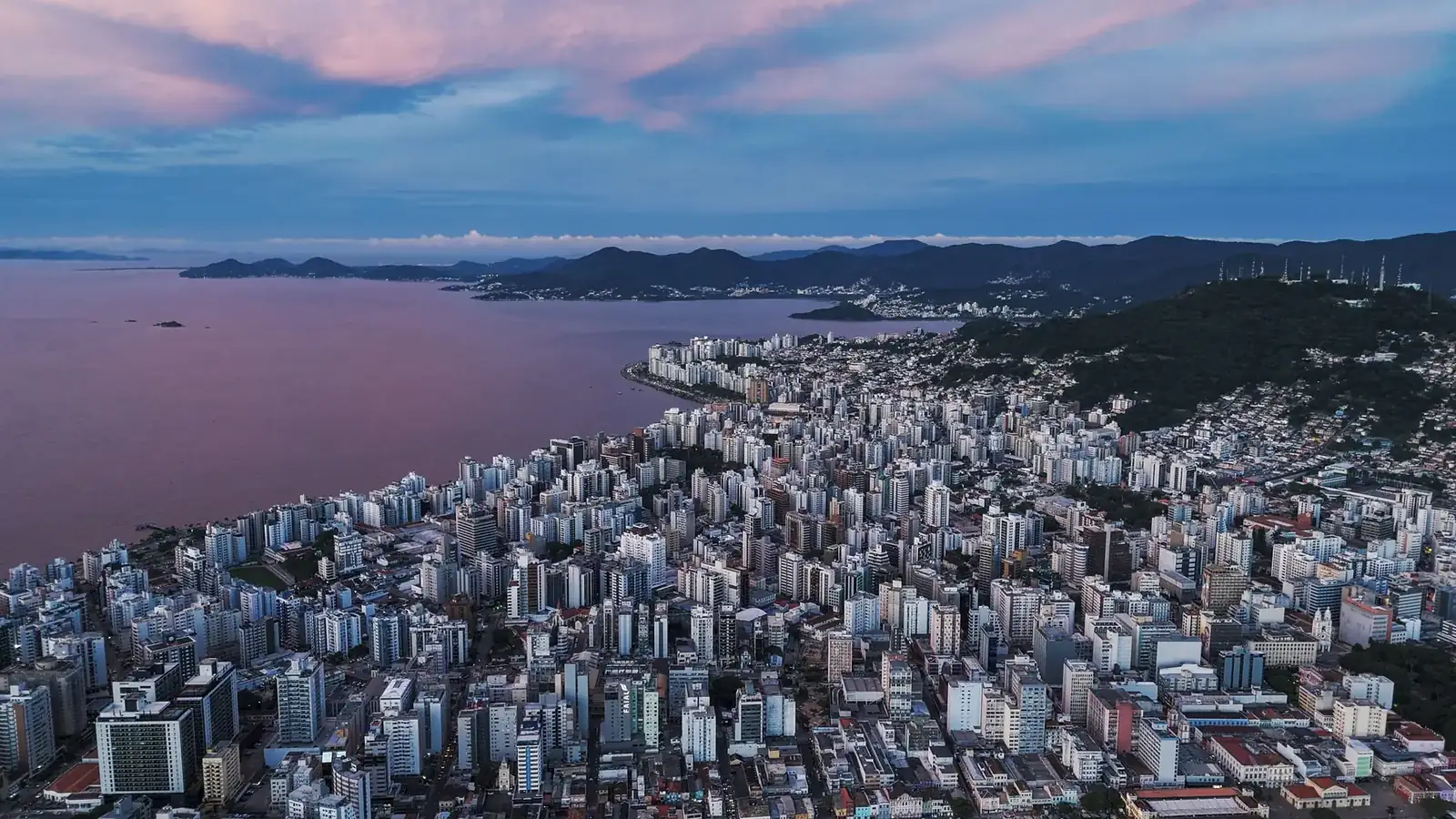 Vista da cidade de Florianópolis iluminada ao anoitecer